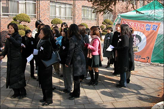 재학생들에게 학교를 방문하게 된 사유를 밝힌 뒤 교사 안으로 들어서는 졸업생들 